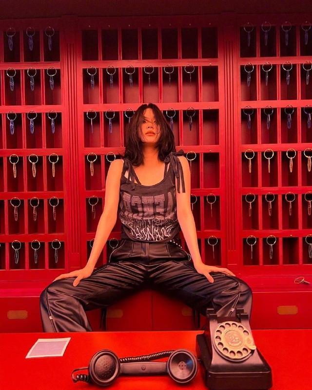 欧阳娜娜|欧阳娜娜分享酷飒写真大秀香肩!曼妙身材太美艳撩人