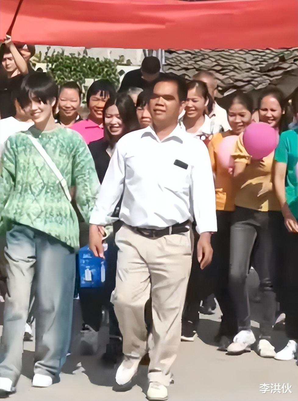 中国好声音|《好声音》冠军梁玉莹衣锦还乡，村民举办欢迎仪式，父亲一脸骄傲