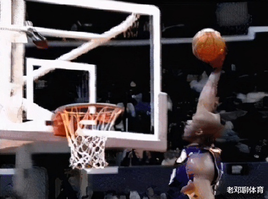 奥尼尔|奥尼尔在NBA5大“非人类”瞬间！背着艾弗森扣篮 篮筐被扣碎