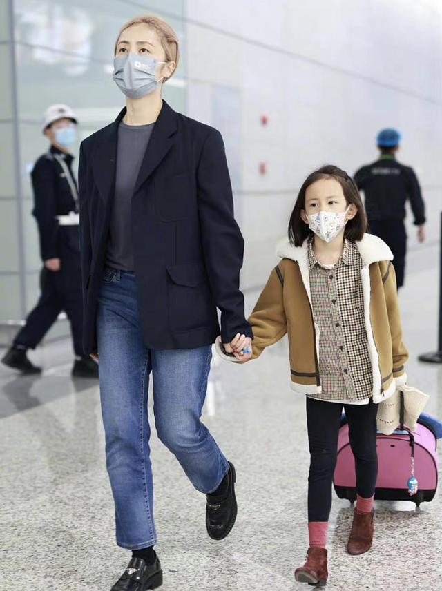 孙莉|孙莉带二女儿出行,多妹温婉可人,母女时尚感十足!