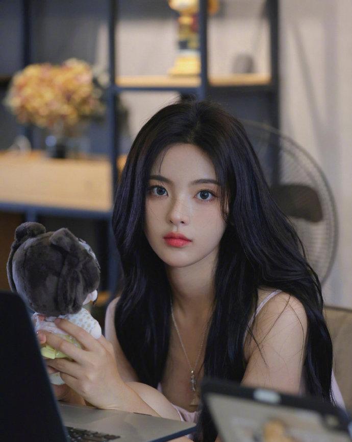 黑涩会美眉|8.1图：杨超越 杨幂 范丞丞 虞书欣 李宇春 吴磊 孟子义 蔡徐坤 迪丽热巴