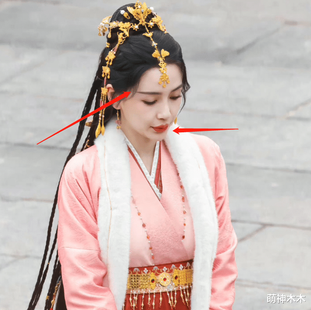 微笑|baby新剧路透引热议，造型怪异微笑唇抢镜，还撞型黎姿“赵敏”