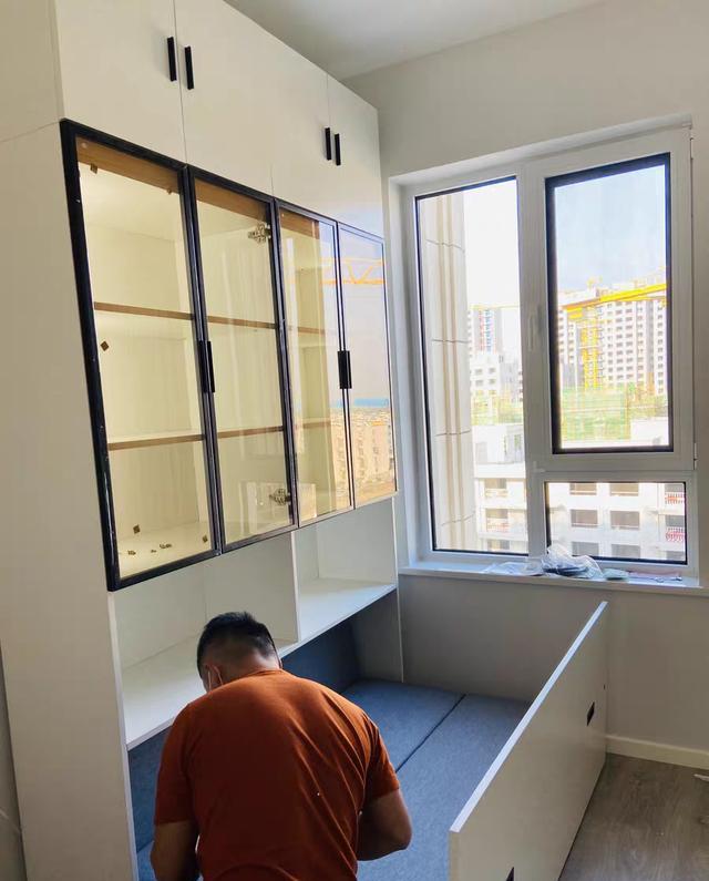 不用专门去留客房,书房里藏张折叠床,一屋两用,效果一样!