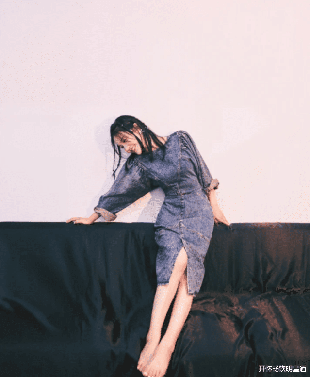 杨子姗|连体牛仔裤搭配麻花辫,杨子姗找回最美自己,看着少女气十足!