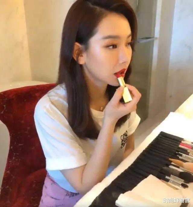 上海市 戚薇的“口红”火了,原以为辣眼,看清后却惊艳众人!