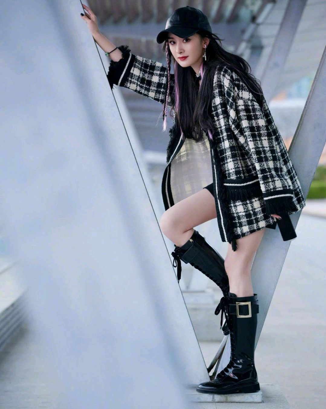 杨幂|假发带绑头上尽显青春活力，35岁杨幂，愈发变得“少女”了