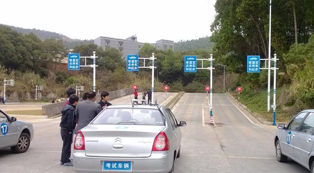案例:女子驾校学车遭教练袭胸,对方:不让碰就给你挂科