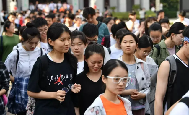 烟台|家有女儿的应注意,未来十年适合女生的专业,收入发展都不