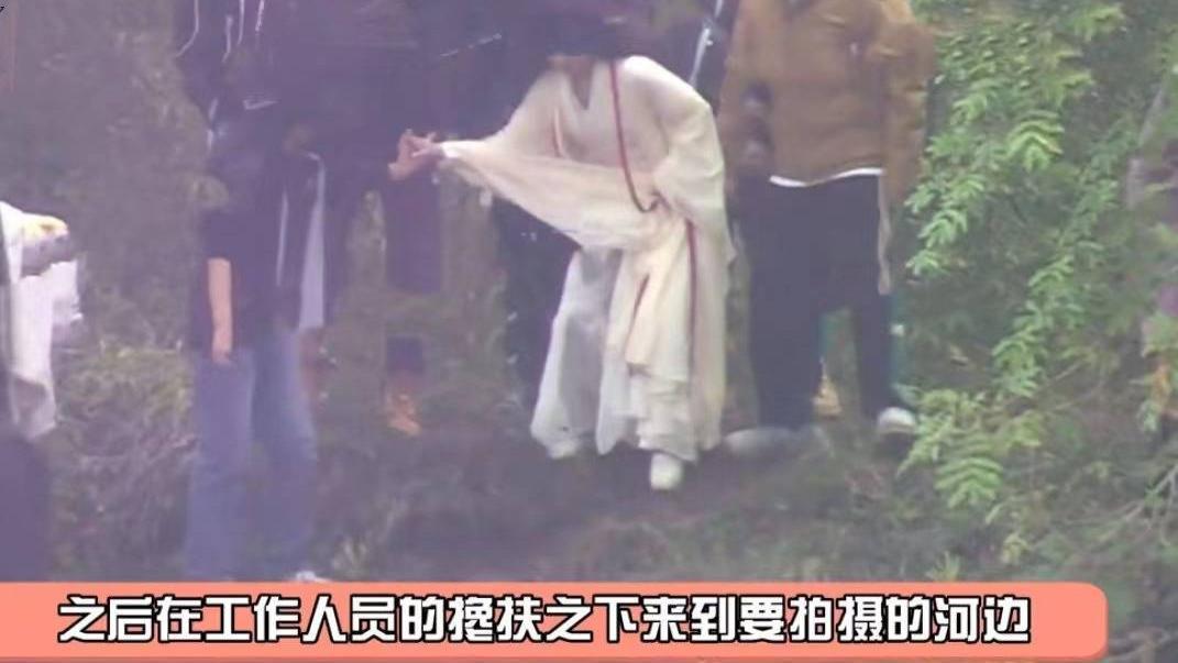赵丽颖|赵丽颖河边拍戏险落水，画面惊险 ！