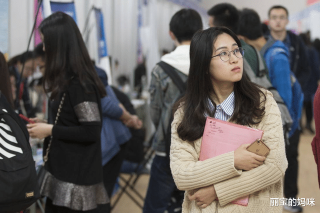 大学生|985大学生毕业做杂活，高学历人才为何没出人头地？背后原因现实