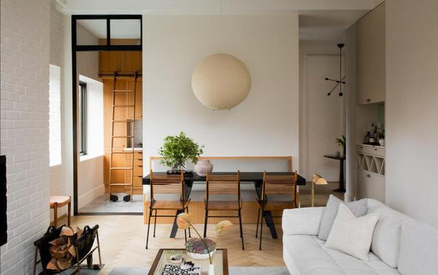 家人闲坐,灯光可亲,一所房子过出了宁静安逸的理想生活