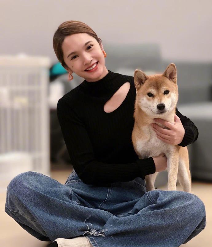 陈妍希|杨丞琳晒好友聚餐照!陈妍希笑容甜美似少女,周笔畅素颜认不出