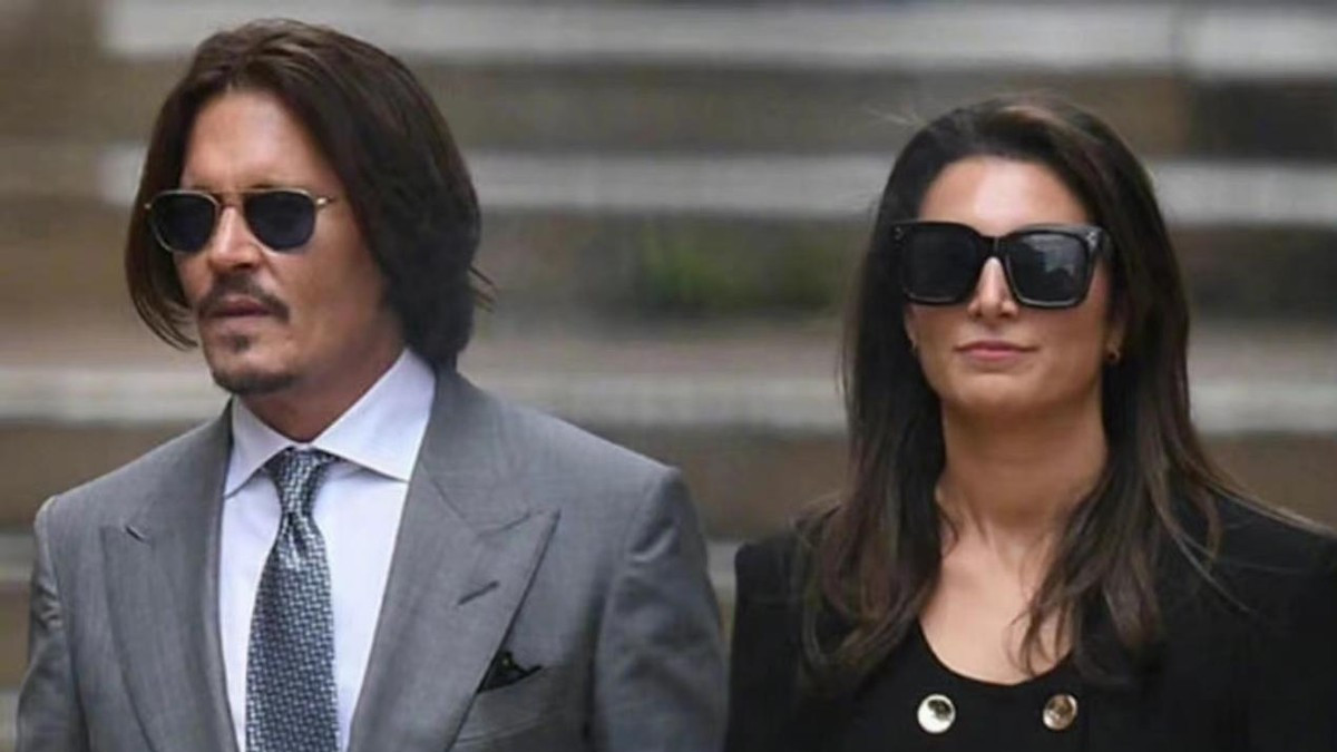 律师|德普再也不用怕前妻了！小20岁的新女友是大律师，穿职业装超性感