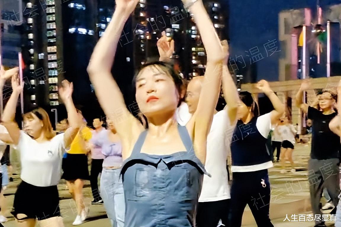 女孩 女孩跳广场舞大汗淋漓，大叔不忍直视：姑娘，瘦成这样就别跳了