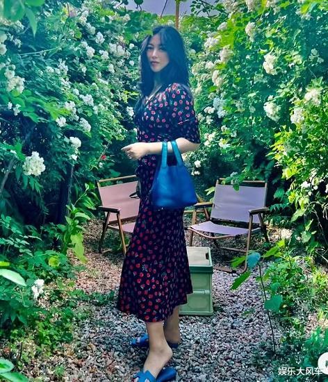 朱珠|朱珠携一家人外出游玩，穿老公外套低调秀恩爱，爸妈罕见现身陪同