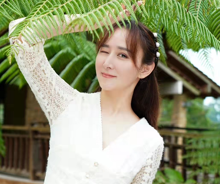 胡静|43岁知名女星深夜外出!孤身一人吃平价大排档,喜笑开颜似少女