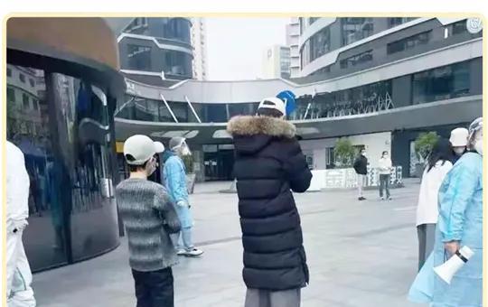 隔离|明星隔离全网围观:能静陪网课崩溃,陈赫被娃虐哭,于晏在炸带鱼