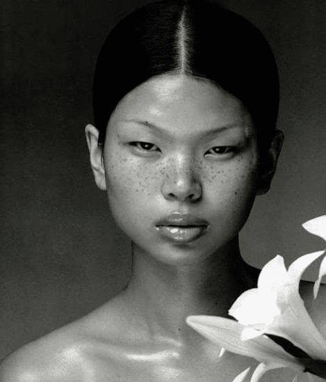 吕燕|有种“反差”叫吕燕的儿子,本以为他长相平平,结果帅成混血王子