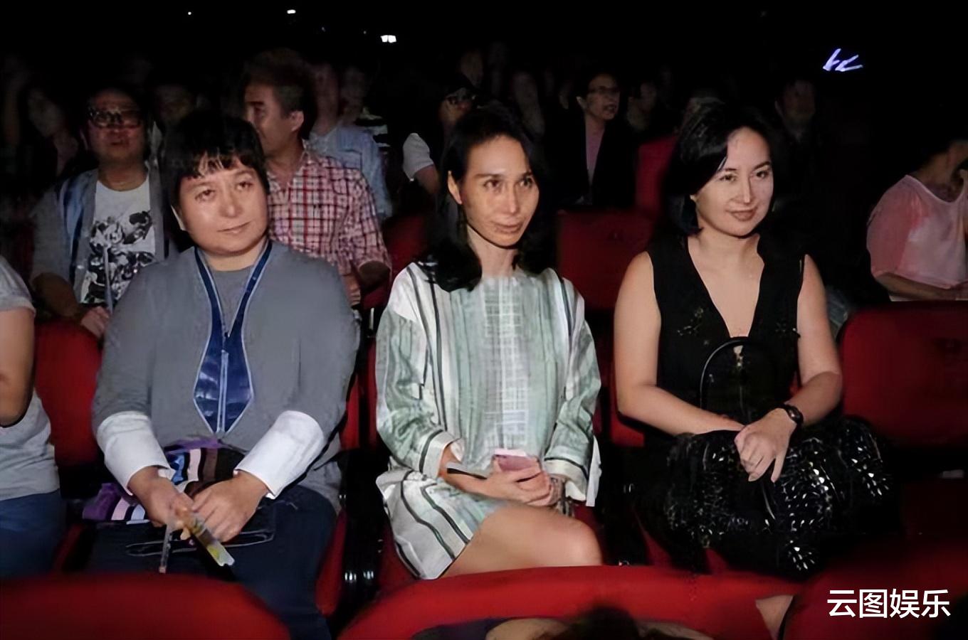 何超琼|何超琼与妹妹重回社交圈！派对上喝到脸红太尽兴，母亲至今没下葬