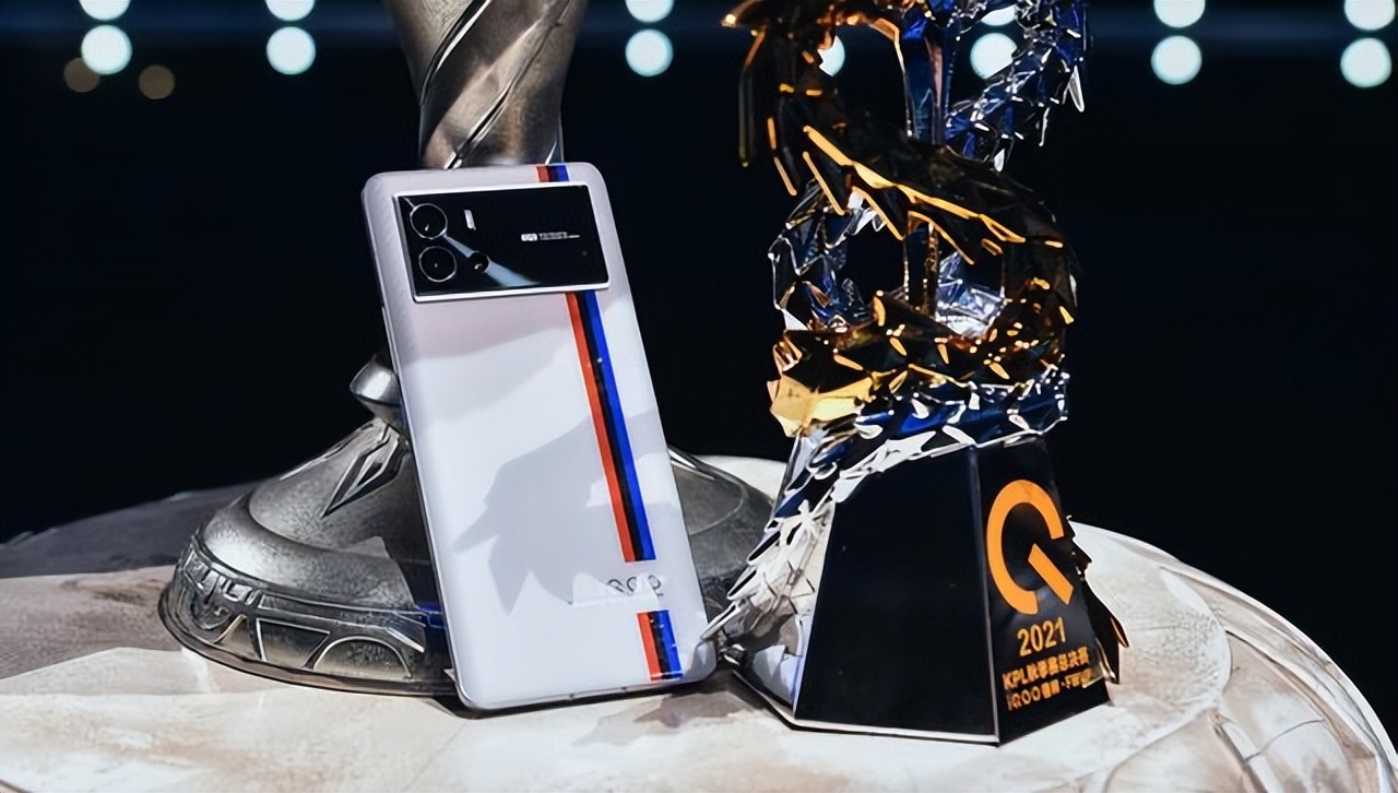 iqoo|国产手机掰回一局,iQOO 9拿下618天猫3K档手机预售榜第一