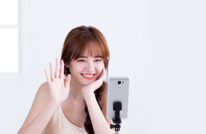 树先生聊情感 美女主播穿着丝袜短裙，在农村老家露肩热舞，母亲在旁边一脸无奈