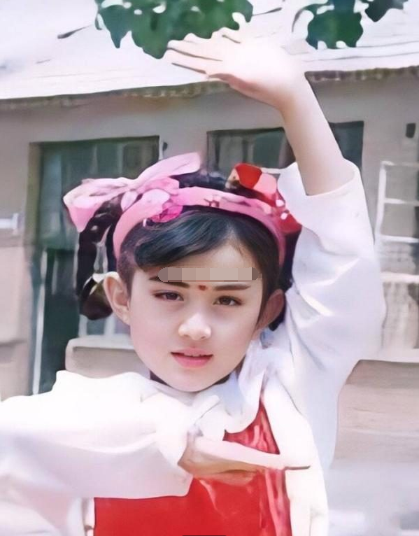 赵丽颖|粉丝回赵丽颖小学母校当老师，穿越时空和儿时颖宝见面，晒黑历史