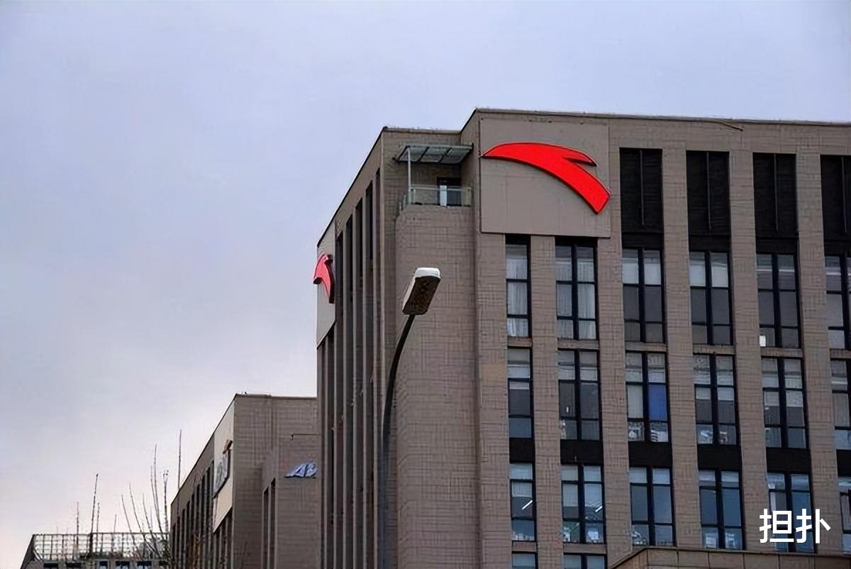 安踏背后的福建首富家族,坐拥千亿资产,父亲一句话捐出了百亿