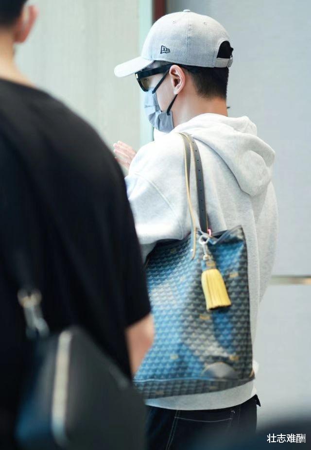 林峰|林峯一家三口合体!背7千元保姆包全程抱娃,妻子穿得火辣好轻松