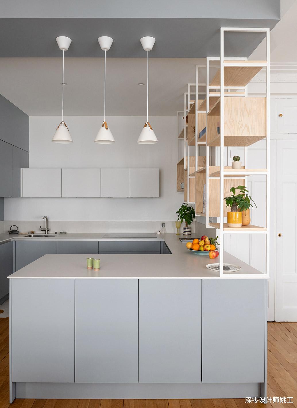 拒绝花里胡哨，98㎡坚持极简风，天花板不吊顶不做造型，看着整洁舒适