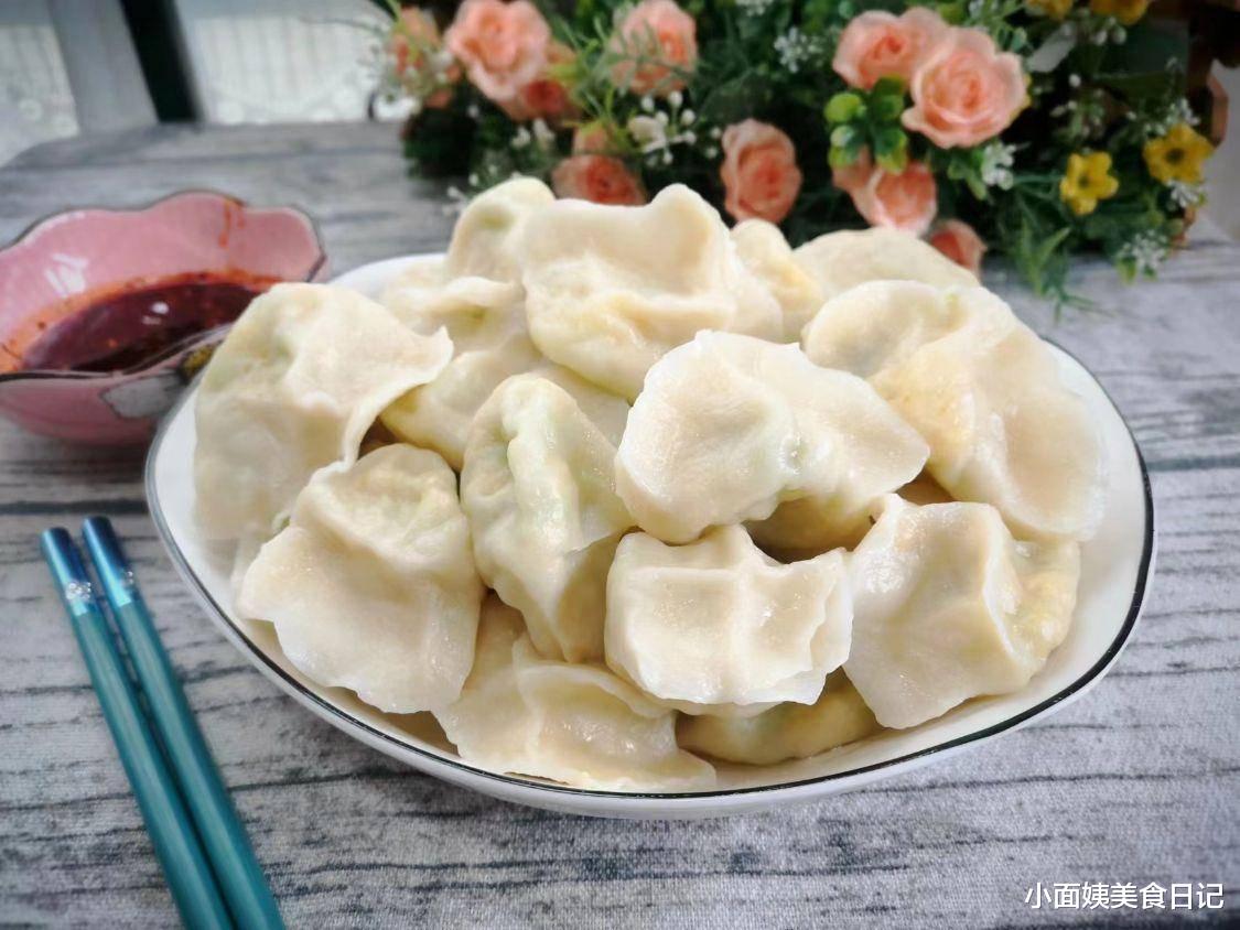冬天包饺子，还是这个馅好吃，鲜嫩多汁，比白菜香，比肉馅香！