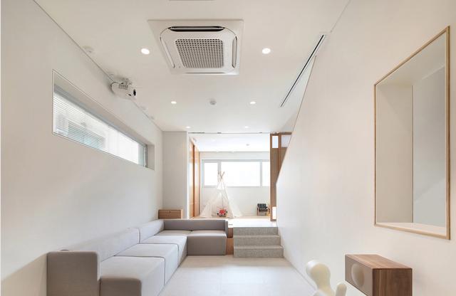 153两层小楼，天井封顶变身室内花园，一家3口的生活惬意十足