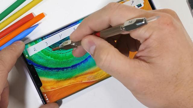 贴膜|一文看懂!明明屏幕比你手机膜还硬,是不是就不需要贴膜了?