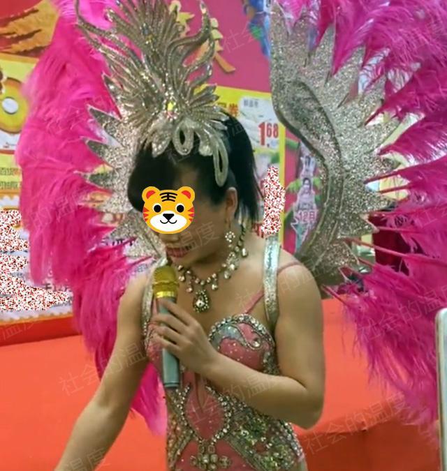 河南:超市请来人妖助兴,男子上去贴身互动,老婆揪耳朵惨叫连连