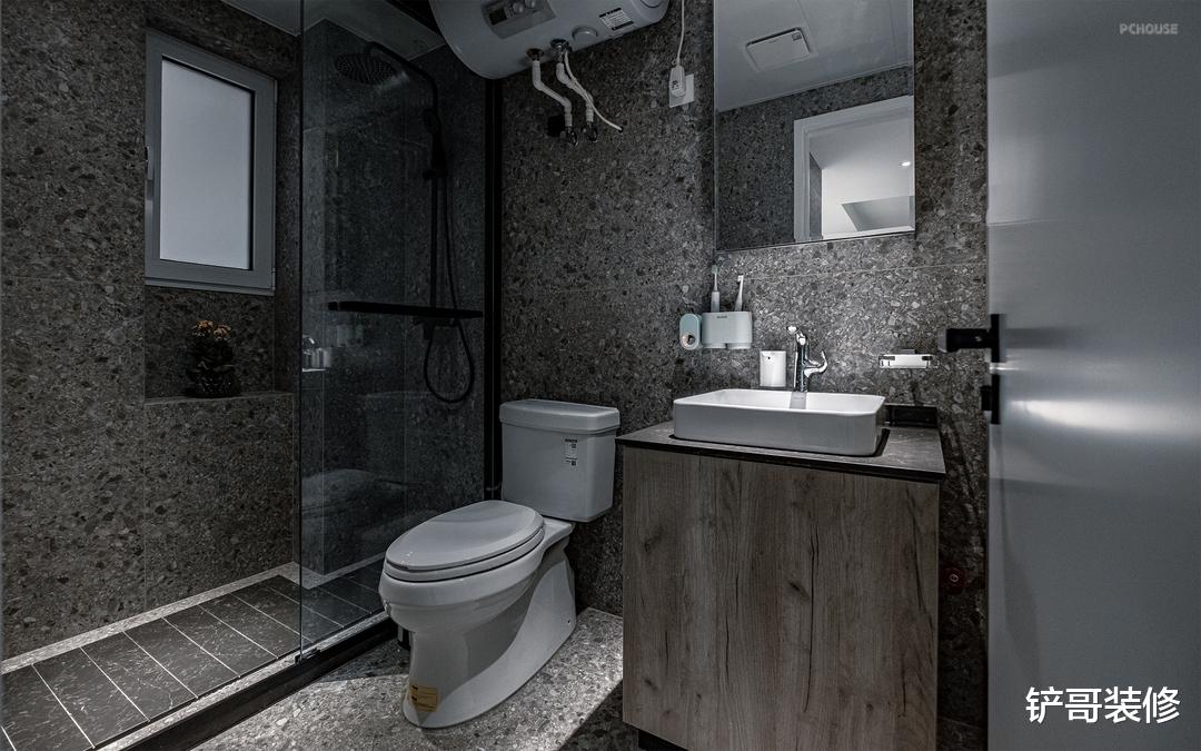 灰色系的小宅，复古有温度，粉红与翠绿的加持更为独特