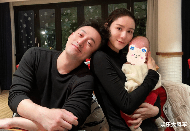 林峰|林峯老婆晒女儿“捣乱”日常，满脸笑意地自拍，头发任由格格抓乱