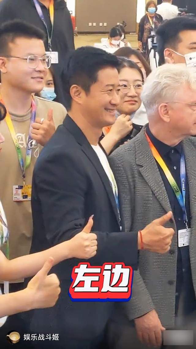 吴京|吴京两次甩开挽他手臂的美女,几乎要将女方抡出去,被赞男人楷模