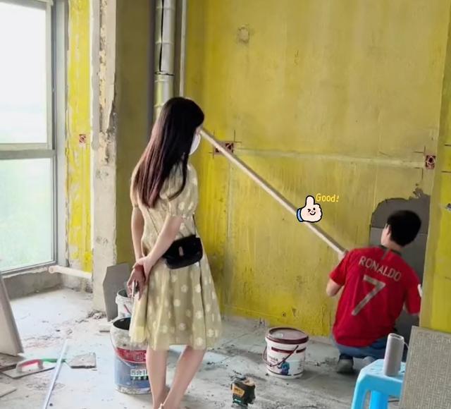 瓷砖师傅带漂亮老婆干活,女业主羡慕不已:感觉自己像土狗