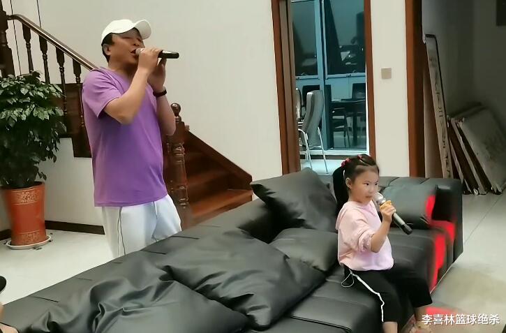 王楠|王楠巨富老公与女儿唱歌，笑笑又跑调了，网友：老郭有刀郎味道