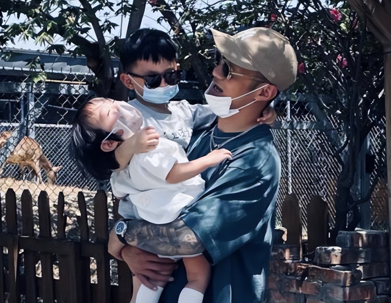 余文乐|余文乐罕见晒全家福！一儿一女同时出镜，妻子大长腿抢镜