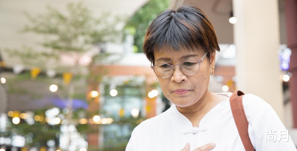 59岁阿姨住养老院,子女一年不曾看望一次,儿媳:家都被你搅浑了