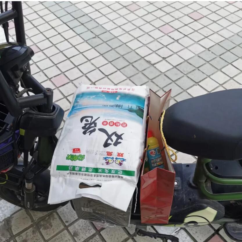 战友拿到优待证,去银行激活,银行给了米、油、调料、蒸锅大礼包