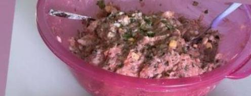 郭富城|方媛分享近照，给丈夫郭富城包饺子，拿脸盆装肉馅被网友吐槽