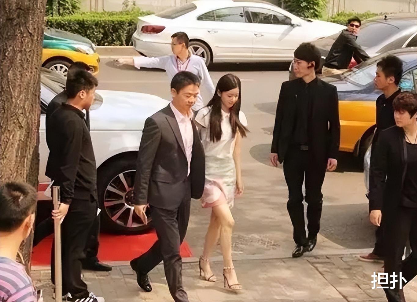 电视剧|刘强东再次现身海外，被网友在英国偶遇，陪着怀孕的章泽天待产