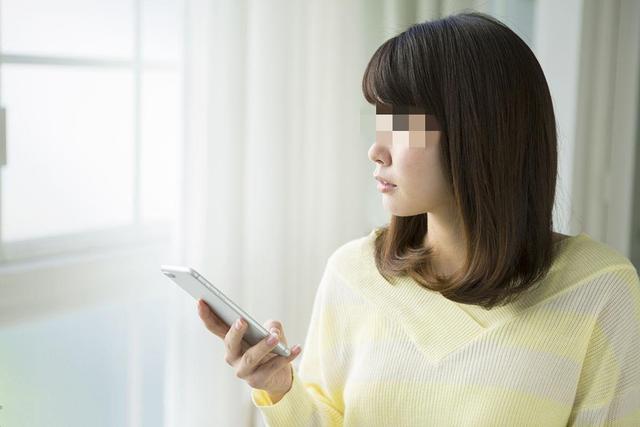 案例:已婚女与情人草丛中忘情互动,遭路人偷拍、勒索引发悲剧