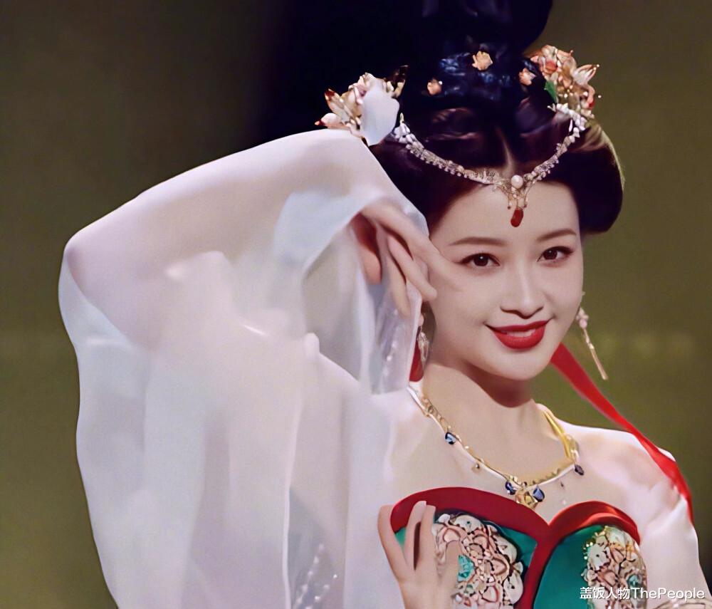 古装剧|关晓彤从被嘲到出圈，杨紫弃清淡变惊艳，古装剧造型还没综艺强？