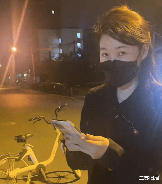 ?深夜，上海一女子欲离沪，骑着单车，拉着行李，闺蜜送行强颜欢笑