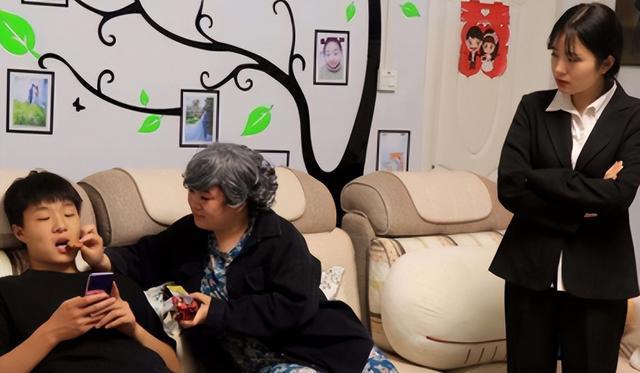 |“新式啃老”的现象出现,家长不自知还到处炫耀,最后都后悔了