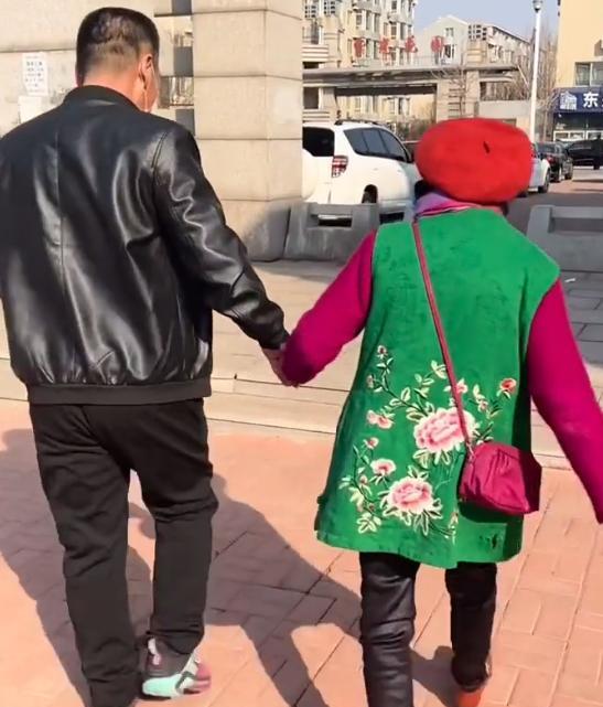 苹果|邋遢！85岁马玉琴切苹果，菜板上很脏，年收入近200W就这条件？