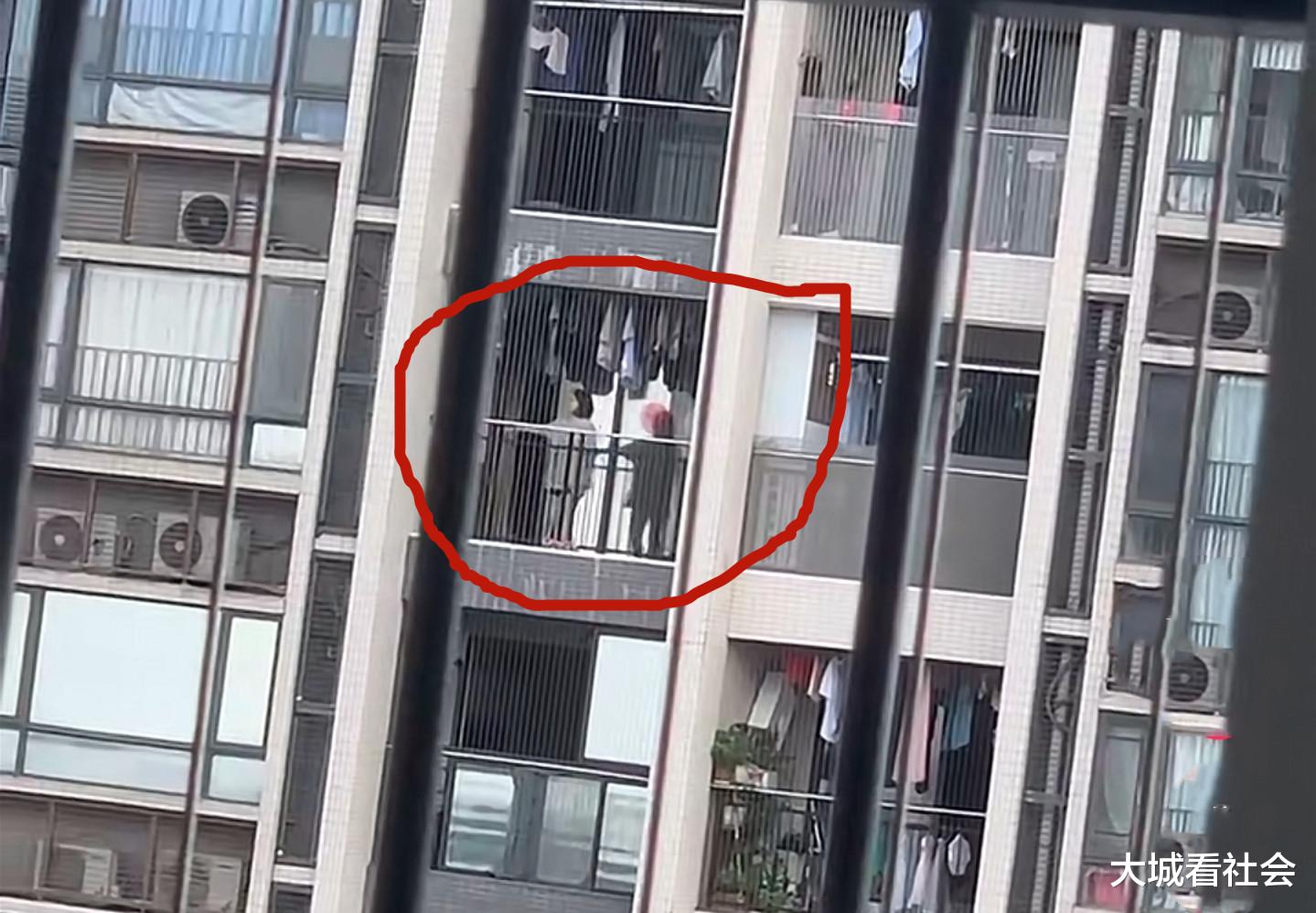 广东一女子嫌装修吵,每天拿棍子敲击阳台,让周边住户都不好过