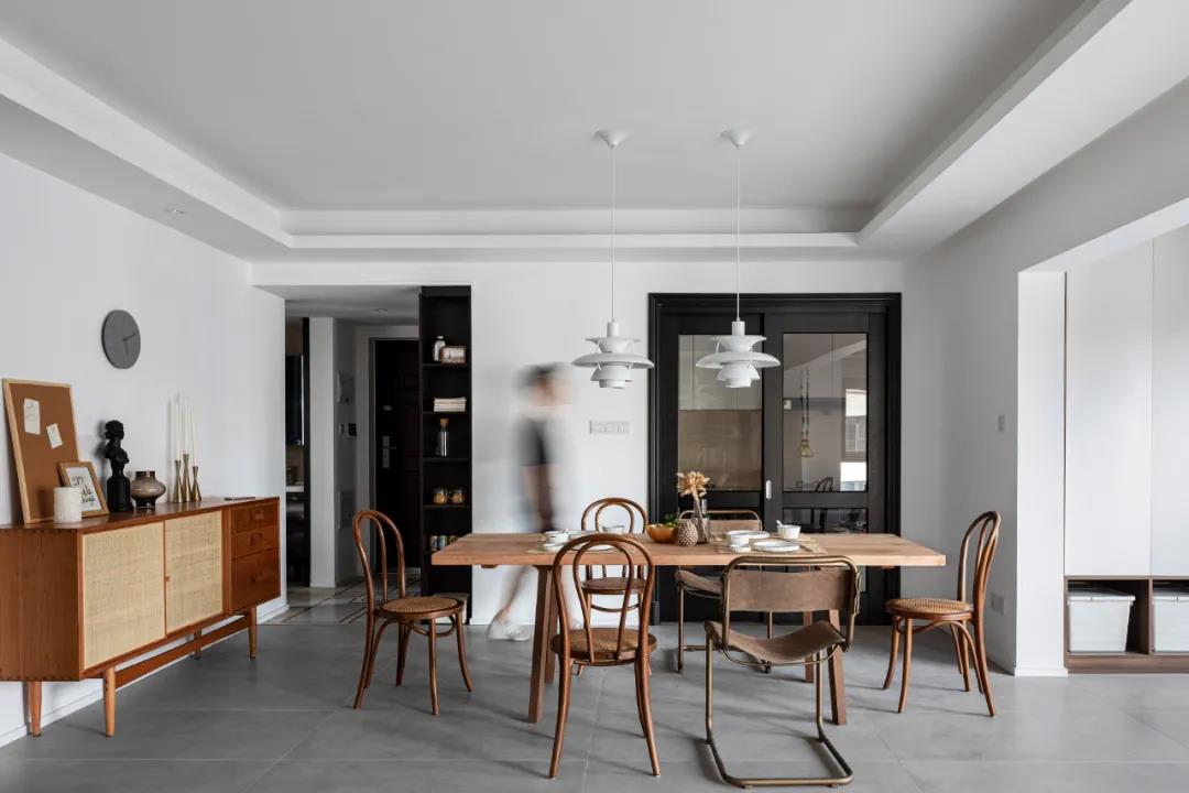 “去客厅化”设计有多爽,看她家就知道了,书柜+餐桌,很实用